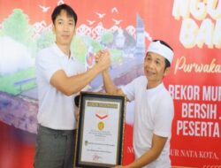 Kerja Bakti Bersih Jalan Peserta Terbanyak, Pecahkan Rekor Muri di Program Ngosrek Purwakarta