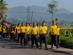 Jaga Kebugaran Jasmani, Kapolres Sumedang Pimpin Kegiatan Jalan Santai Bersama Personel