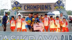 Wali Kota Tasikmalaya Menyerahkan Hadiah Kepada Juara di Tasik Raya Cup 3 Tahun 2025