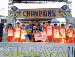 Wali Kota Tasikmalaya Menyerahkan Hadiah Kepada Juara di Tasik Raya Cup 3 Tahun 2025