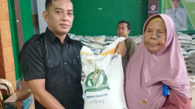 Pemdes Sindangsari Kecamatan Kasomalang Salurkan Bantuan Pangan Beras 10 Kilogram Kepada 838 KPM