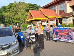 Unik! Operasi Patuh Lancang Kuning Satlantas Polres Inhu Bagikan Coklat Brosur, dan Stiker