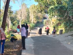Warga Masyarakat Kampung Pasirbatang Desa Cikujang Rutin Gelar Jumsih di Jalan Lingkungan