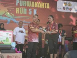 Kapolres Purwakarta Berikan Penghargaan Kepada Pelari Tercepat dalam Fun Run 5K