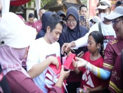 Tanamkan Semangat Kebangsaan, Bupati Purwakarta Bagikan Bendera Merah Putih