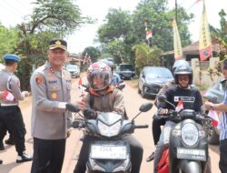 Semarak HUT Ke-80 Kemerdekaan RI, Polres Subang Bagi-bagi Bendera Merah Putih di Jalan
