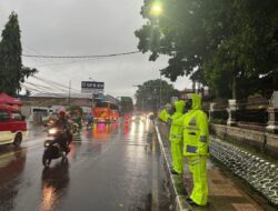 Meski Hujan Tak Halangi Polwan Polres Purwakarta Untuk Melayani Masyarakat