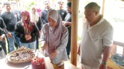 Ulang Tahun RM Saung Jembar Cihaurbeuti Ke-3 Berlangsung Sederhana, Disambut Gembira Para Karyawan