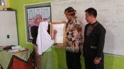 Tinjau Kegiatan Pembelajaran Aksara Sunda, Diky Chandra:Terharu Terima Surat Dari Siswa SDN 1 Gunungpereng Dalam Aksara Sunda