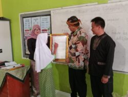 Tinjau Kegiatan Pembelajaran Aksara Sunda, Diky Chandra:Terharu Terima Surat Dari Siswa SDN 1 Gunungpereng Dalam Aksara Sunda