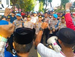 Dengan Humanis, Kapolres AKBP Anom Danujaya Langsung Turun Temui Mahasiswa Unras di Mapolres Purwakarta
