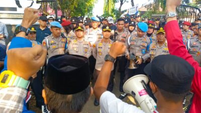 Dengan Humanis, Kapolres AKBP Anom Danujaya Langsung Turun Temui Mahasiswa Unras di Mapolres Purwakarta