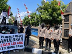Kedepankan Sikap Humanis, Polwan Polres Purwakarta Kawal Kasi Demo di Kantor KPKNL