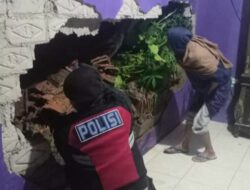Pengecekan Rumah Terdampak Longsor Oleh Unit Patroli Sat Samapta Polres Purwakarta