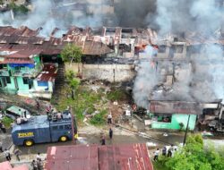 Quick Respon Polri, Bantu Padamkan Kebakaran di Kodam Lama Jayapura