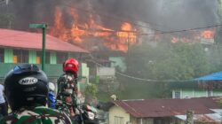 Personel Polri dan TNI Bahu Membahu Padamkan Api di Kompleks Kodam Lama Jayapura