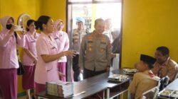 Kapolres Purwakarta dan Ketua Bhayangkari Berikan Makanan Bergizi untuk Anak-anak