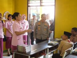 Kapolres Purwakarta dan Ketua Bhayangkari Berikan Makanan Bergizi untuk Anak-anak