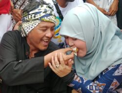 Hadiri Raksa Budaya Karanganyar Kawalu Diky Chandra Bersama Istri Rani Permayani, Dapat Surprise dari warga