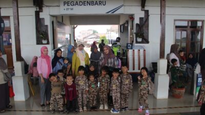 Paud Delima dan TK Al-Bina Adakan Citytour ke Stasiun Kereta Api Pagaden Baru