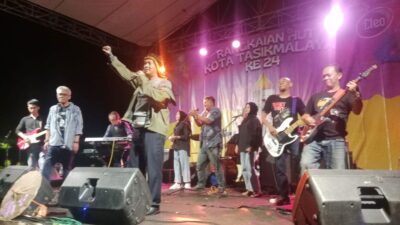 Keren! Meriahkan Hari Jadi Kota Tasik di Cicariang Kawalu, Wakil Wali Kota Tasik Bersama Anggota DPRD H. Deni Romdoni, Nyanyi Bareng