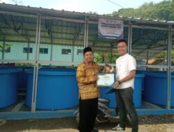 Direktur BUMDes Karya Bersama Pandeglang Berikan Penghargaan Kepada Kades Calingcing Maman Rustaman, Piagam dan Souvenir Ikan Koi