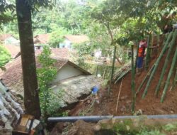 Puluhan Warga Dusun Kadupugur Desa Gunung Cupu, Lakukan Aksi Gotong Royong Pasang Patok Tebing Longsor Rumah Tati