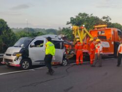 Satlantas Polres Purwakarta Respon Cepat Evakuasi Kendaraan Kecelakaan di KM 72 Tol Cipularang