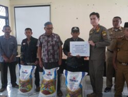 Wabup Fajar Serahkan Bantuan Pupuk Kopi Bagi Para Petani Tanjungsari