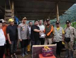 Bupati Subang Tinjau Korban Luapan Sungai di Kecamatan Cisalak, Serahkan Bantuan