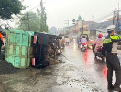 Polantas Polres Purwakarta Hadir, Sigap Evakuasi Truk Terperosok di Tengah Hujan, Arus Lalu Lintas Kembali Lancar
