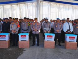 Kapolri Beri Bantuan kepada Anggota Polri Korban Bencana di Sumbar