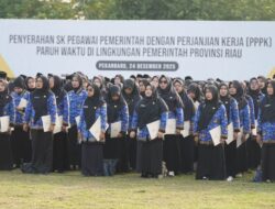 Plt Gubernur Riau SF Hariyanto Serahkan SK PPPK Paruh Waktu Kepada Ribuan Tenaga Honorer