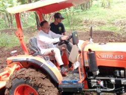 Wali Kota Tasik Serahkan Simbolis Bantuan Traktor dari Kementan Ke Gapoktan Sinarjaya Urug Kawalu