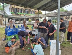 Peran Perempuan Kuatkan Gotong Royong, Pengecoran Jalan Menuju Ponpes Miftahul Inayah