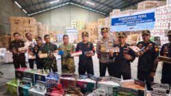 Sebuah Gudang Jalan Siak II Kecamatan Payung Sekaki, Digrebek Direktorat Jenderal Bea dan Cukai, 160 Juta Batang Rokok Berbagai Merek Diamankan