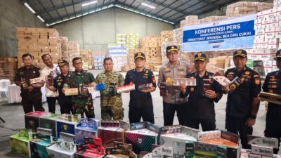 Sebuah Gudang Jalan Siak II Kecamatan Payung Sekaki, Digrebek Direktorat Jenderal Bea dan Cukai, 160 Juta Batang Rokok Berbagai Merek Diamankan