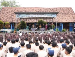 Bupati Subang Didampingi Kepala Disdik Luncurkan Program Seragam Sekolah Gratis Bagi Siswa SD- SMP