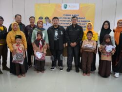 Bupati Subang Kang Rey Didampingi Wabup Kang Akur Bagikan Seragam Sekolah Gratis di SDN Sukatani dan SDN Cimanggu