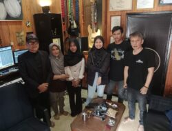 Salurkan Bakat Disupport Orang Tua, Siswi SMKN 1 Ciamis Zasqia Triana Lakukan Rekaman Lagu di Studio Atik