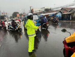 Hujan Tak Surutkan Semangat, Satlantas Polres Purwakarta Tetap Hadir Jaga Kelancaran Lalu Lintas