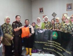 Bentuk Kepedulian dan Empati, Kejati Jabar-IAD Jabar Salurkan Bansos Korban Banjir Bandang dan Tanah Longsor di Cisarua KBB