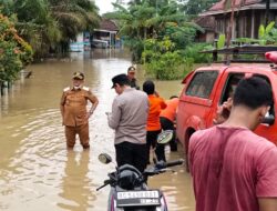 Terjun Langsung Ke Wilayah Desa Terdampak Banjir, Camat Gunung Megang Bersama unsur Tripika dan BBD Kabupaten Muara Enim