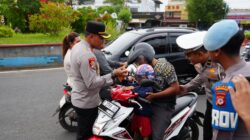 Bagi Coklat dan Al-Qur’an, Cara Polres Pangandaran Tertibkan Lalin Jelang Maghrib