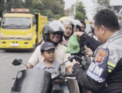 Polri yang Humanis, BM Satlantas Polres Purwakarta Bagikan Takjil ke Masyarakat
