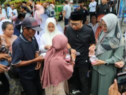 Tebar Berkah Ramadhan, Walikota Tasik Viman Alfarizi Bersama Jajaran Dinas Bagi-bagi Takjil Gratis ke Masyarakat