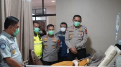 Wujud Kepedulian, Kapolres Purwakarta dan Dirlantas Polda Jabar Jenguk Korban Kecelakaan Beruntun di Abdul Radjak Hospital