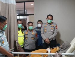 Wujud Kepedulian, Kapolres Purwakarta dan Dirlantas Polda Jabar Jenguk Korban Kecelakaan Beruntun di Abdul Radjak Hospital