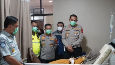 Wujud Kepedulian, Kapolres Purwakarta dan Dirlantas Polda Jabar Jenguk Korban Kecelakaan Beruntun di Abdul Radjak Hospital