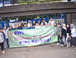 Hari ke 16 Ramadan, Pokja PWI Kota Bandung Kembali Gelar Aksi Sosial Bagikan Ratusan Takjil